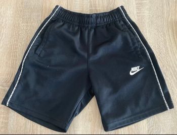 Short nike enfant taille M