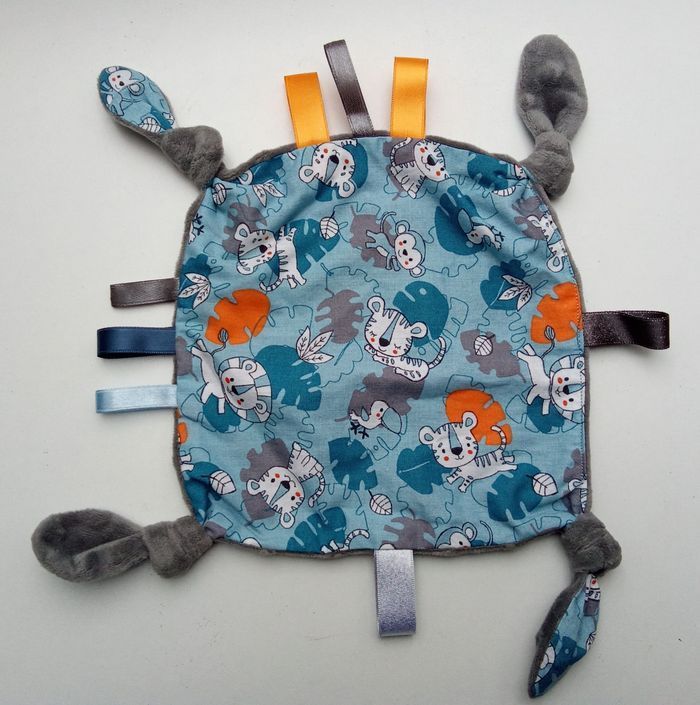 Doudou mouchoir garçon unique, motif lion, gris, bleu ciel