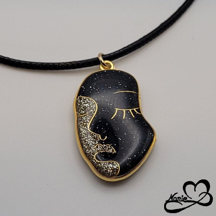 Pendentif en résine visage doré et noir - photo numéro 2