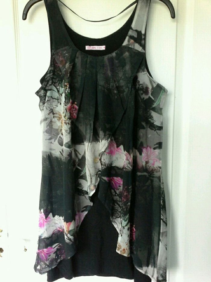 Tunique noire avec voile avec morifs colorés taille 38