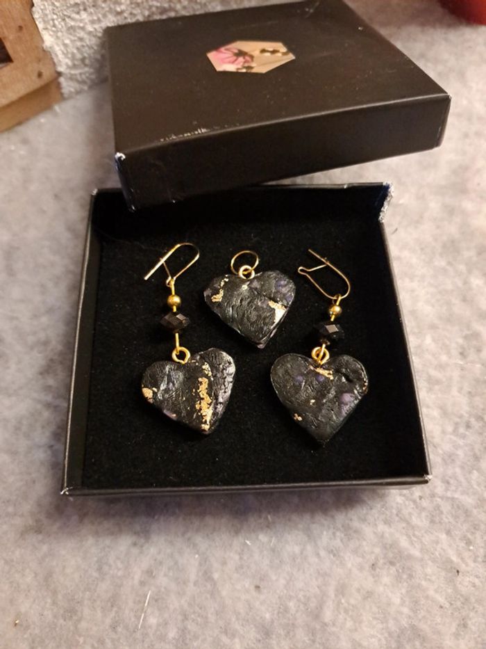 Boucles d'oreilles pendante avec pendentif assortie noir doré - photo numéro 5