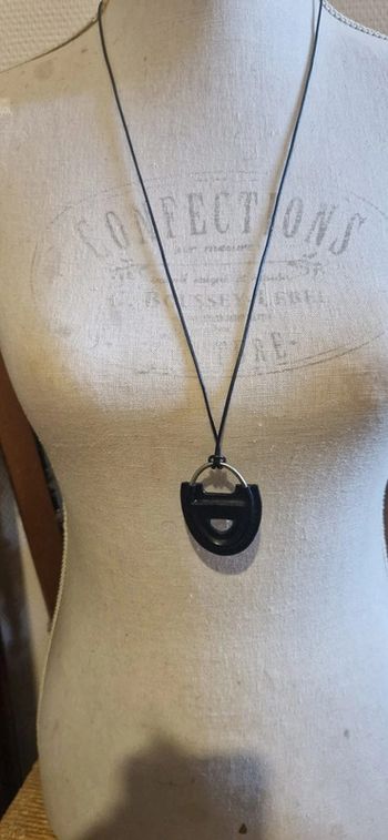 Collier sautoir réglable cordon cuir et acier inoxydable or médaille farandole acier et cuir