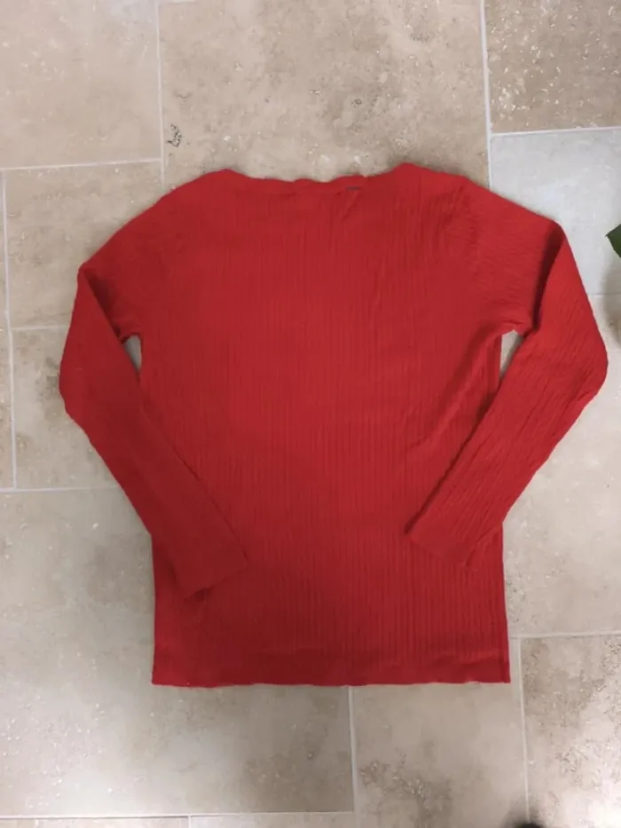 Joli pull Tommy Hilfiger taille L femme rouge, logo détaché et trou nuque - photo numéro 8