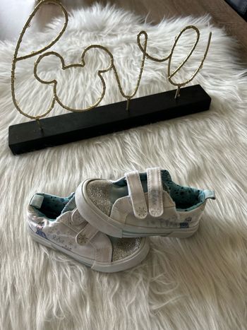 Très belle paire de baskets 🥰 elsa Disney pointure 23