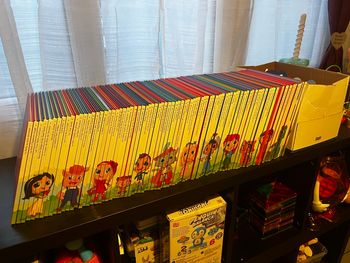 Coffret conteuse audio + figurines + livres (type Tonies)