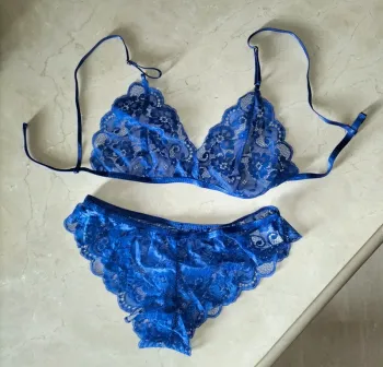 Ensemble lingerie en dentelle bleu électrique - soutien-gorge triangle et tanga
