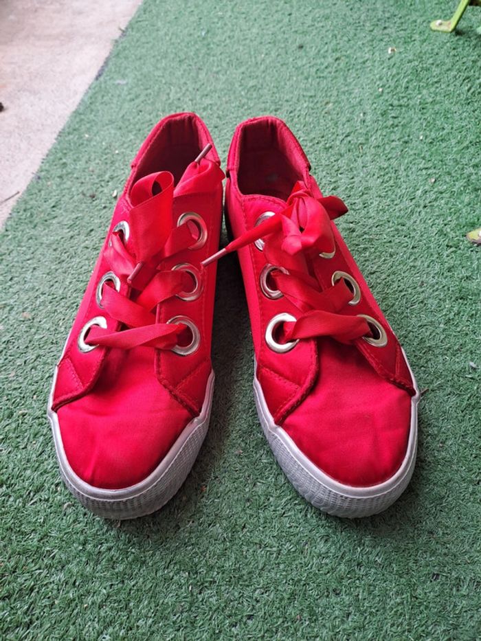 Baskets rouges avec ruban t. 37