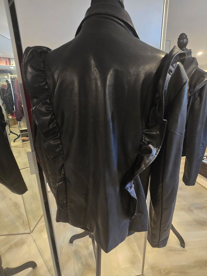 Veste perfecto noire en simili à volants T.44/46 - photo numéro 4