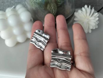 Boucles d'oreilles carré froissé argenté en acier inoxydable