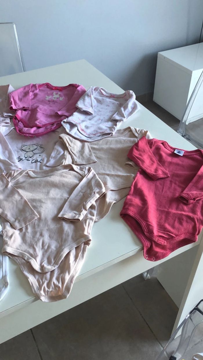 Lot 11 bodies 6 mois - photo numéro 2