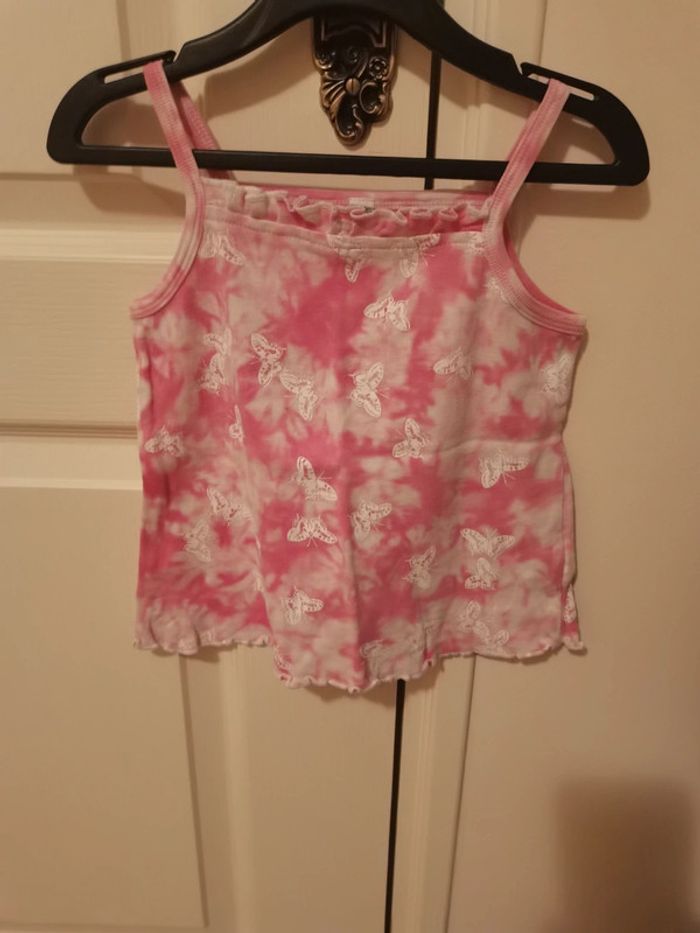 Débardeur fine bretelles rose motifs papillon