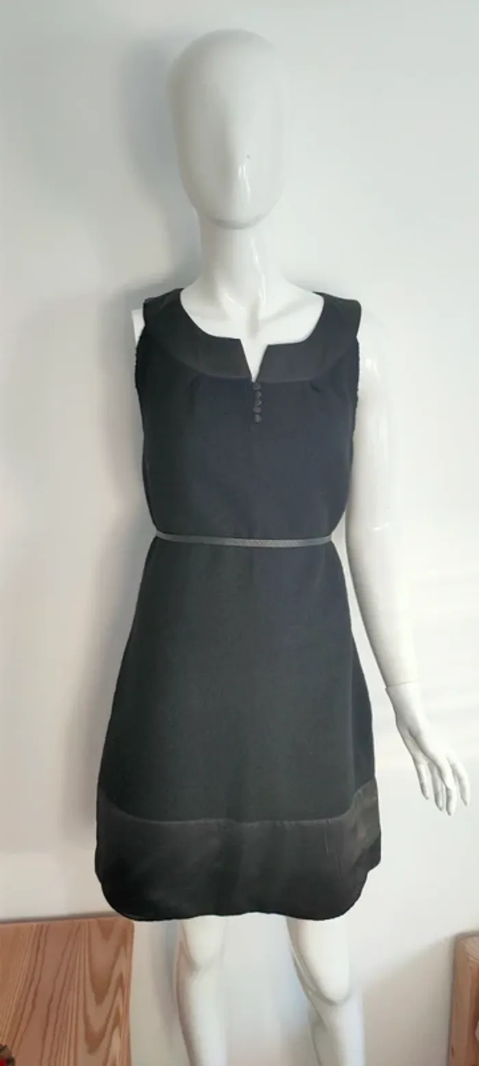 Robe bi matière noire, effet mat et satin sur le bas