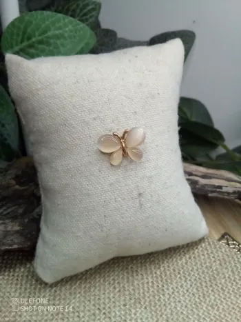 Broche pin's papillon en pierres de sélénite naturelles
