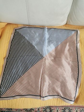Joli foulard pure soie neuf