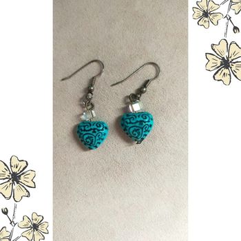 Boucles d’oreilles pendantes – cœur turquoise à motifs noirs