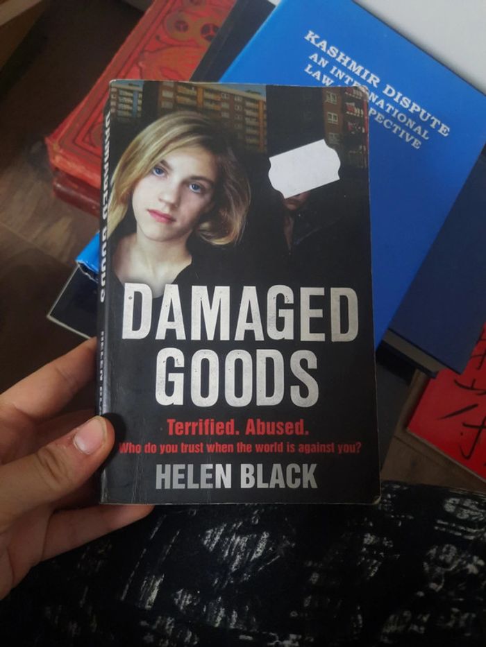 Livre en anglais damages goods p j