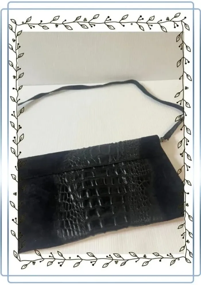 Sac à bandoulière noir en cuir, bon état mais il y'a quelques marques d'usures, 31x16cm - photo numéro 4