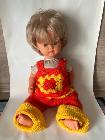 Poupon Gégé mécanique vintage avec tenue crochetée