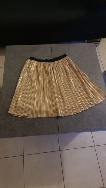 Jupe plissée dorée en S