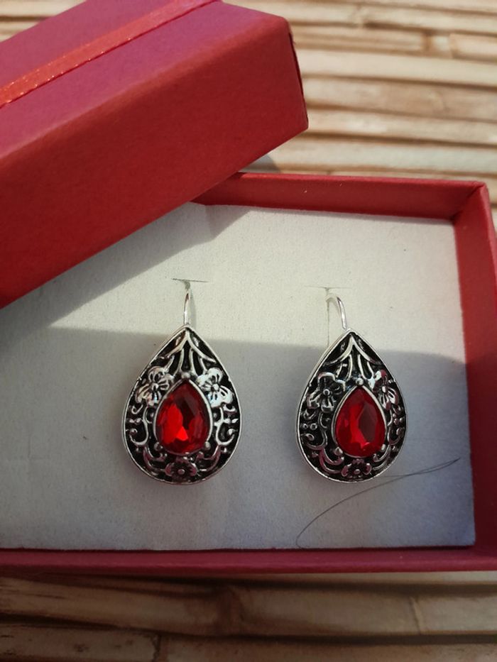 Boucles d'oreilles pendantes en forme de goutte, pierre rouge, argenté vieilli - photo numéro 2