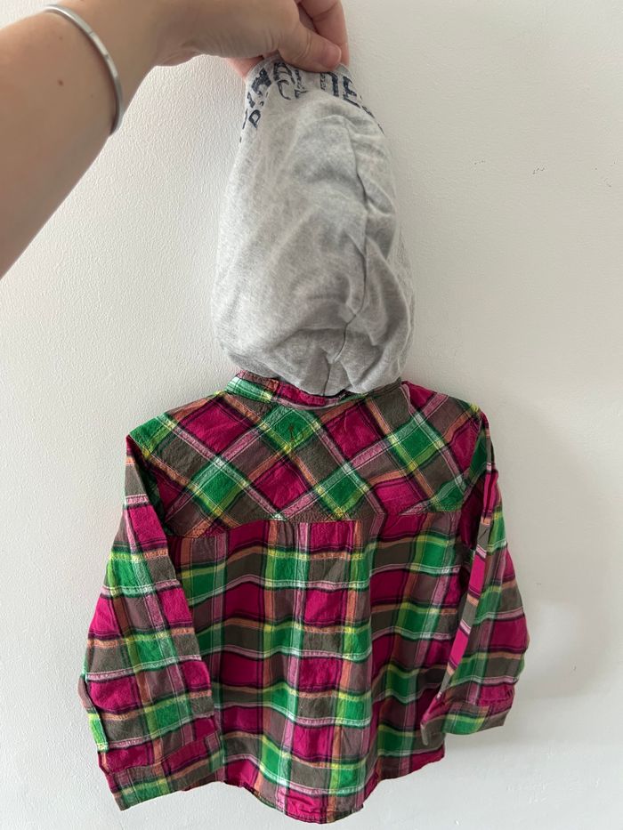 Chemise à carreaux et capuche