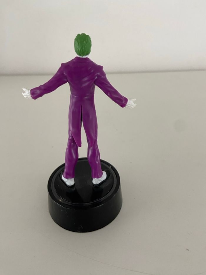 Figurine de Collection Le Joker (Batman) – Socle lumineux vert - photo numéro 2