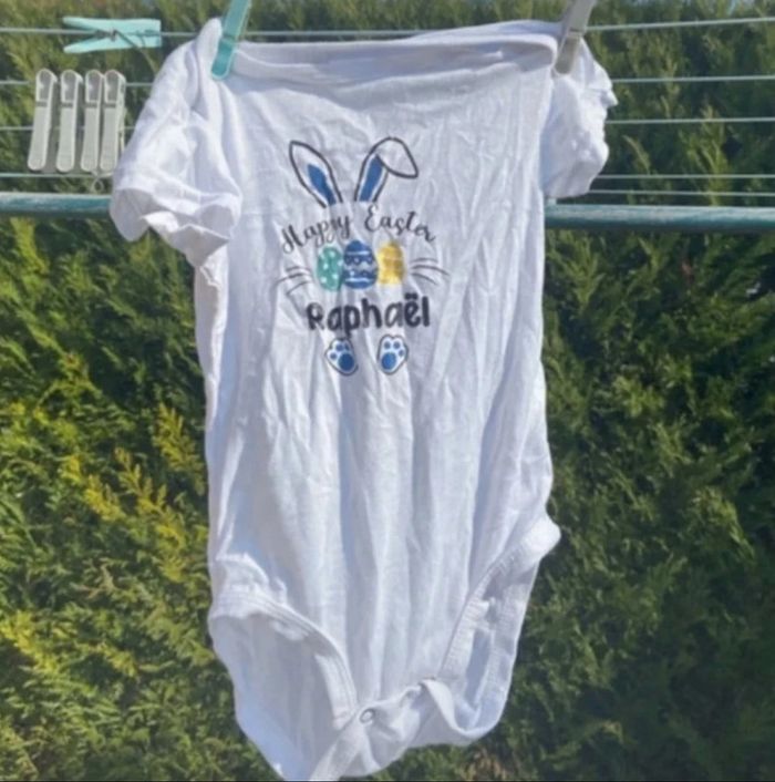 👶 Bodie de Pâques très bon état prénom Raphaël 12 mois 👶 - photo numéro 2