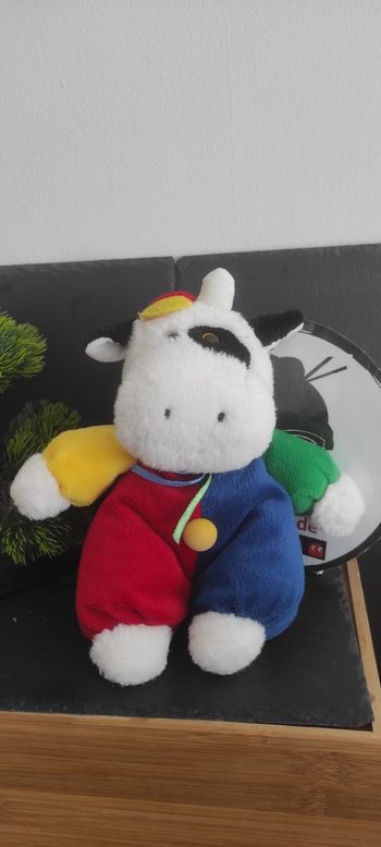 peluche vache zncienne blanc noir casquette bleu rouge vet jaune bouton