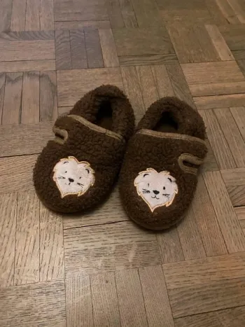 Chaussons lion marron pointure 25