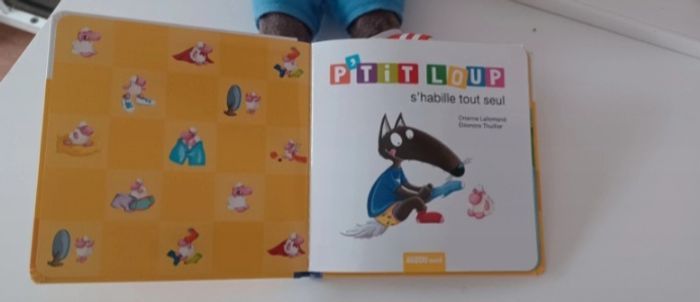 Livre petit loup s'habille tout seul - photo numéro 2