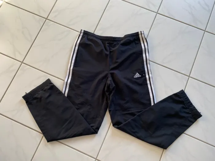 Jogging Adidas vintage noir – Taille 14 ans (convient S/M homme) bandes blanches logo brodé - photo numéro 2