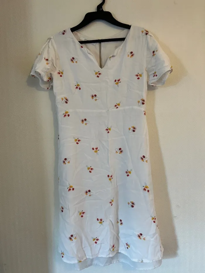 🌸 Robe blanche à petites fleurs