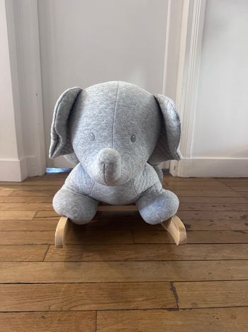 Éléphant à bascule