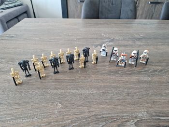 Figurines type lego Commandant clone Cody + 4 clones de la 212ème, 10 droides de combats
