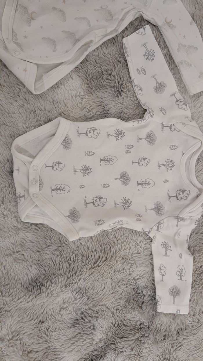 Lot de deux bodies C&A taille 1 mois - photo numéro 2