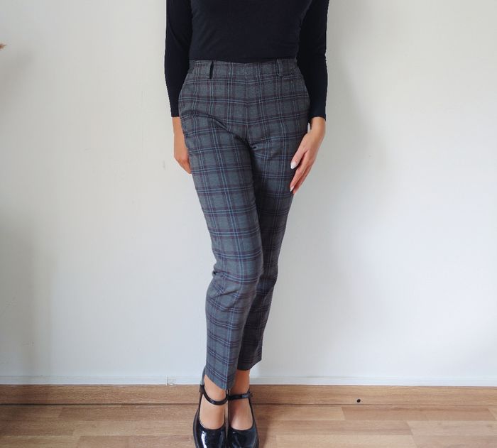 Pantalon droit ajusté gris à carreaux style old school tendance automnal. Taille élastique, 60-63cm matière type lainage. Marque Uniqlo Taille 34 XS
Très bon état