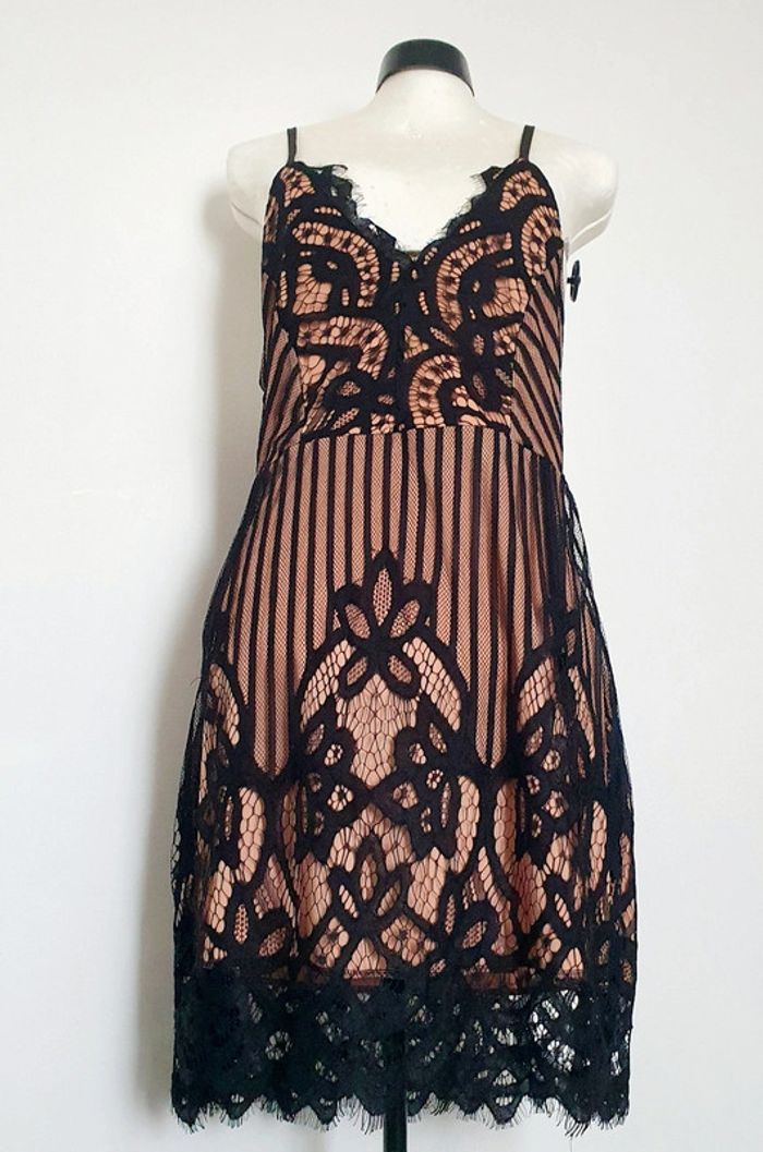 Robe  couleur pêche & dentelle noire (étiquette L) - photo numéro 4