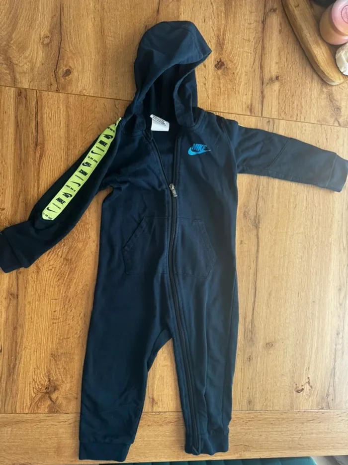 🌟 Combinaison Nike bleu/vert fluo – 24 mois 🌟
