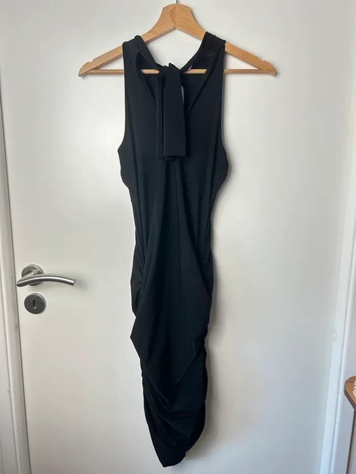 Robe de soirée noire moulante – Collier argenté intégré – Taille M - photo numéro 4