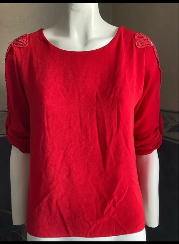 Blouse rouge avec dentelle