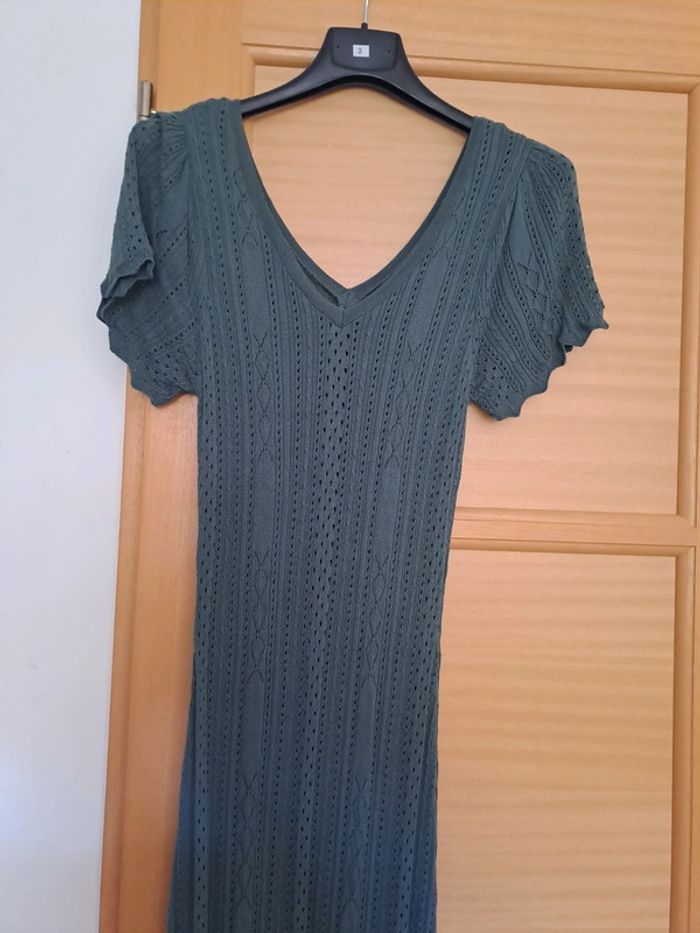 Jolie robe longue en maille légère ajouré  avec son fond de robe taille 36 - photo numéro 2