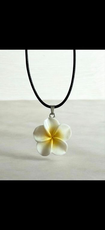 Collier avec pendentif fleur Hawaï monoi