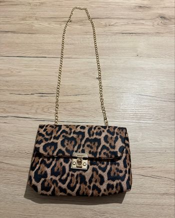 Petit sac à main pochette léopard avec sa chaînette dorée