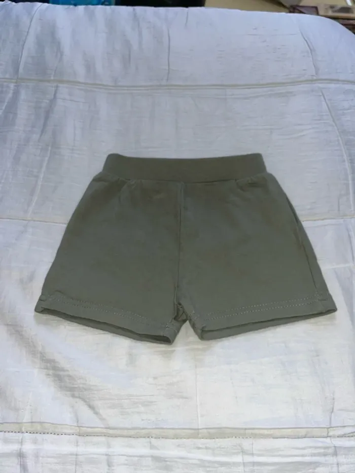 Short vert kaki
