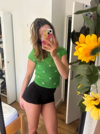 T-shirt transparent vert à fleurs blanches 