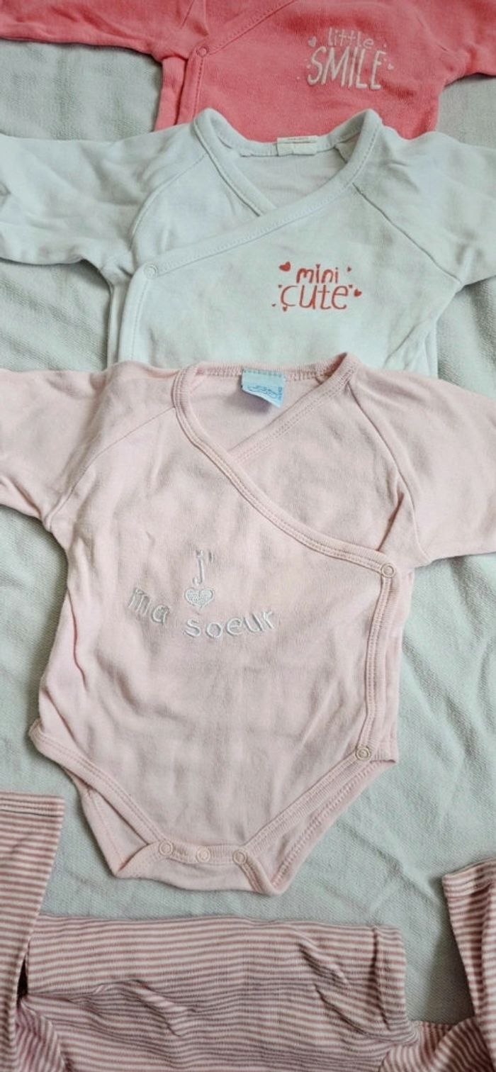 Lot de 4 bodies de 3 mois - photo numéro 5