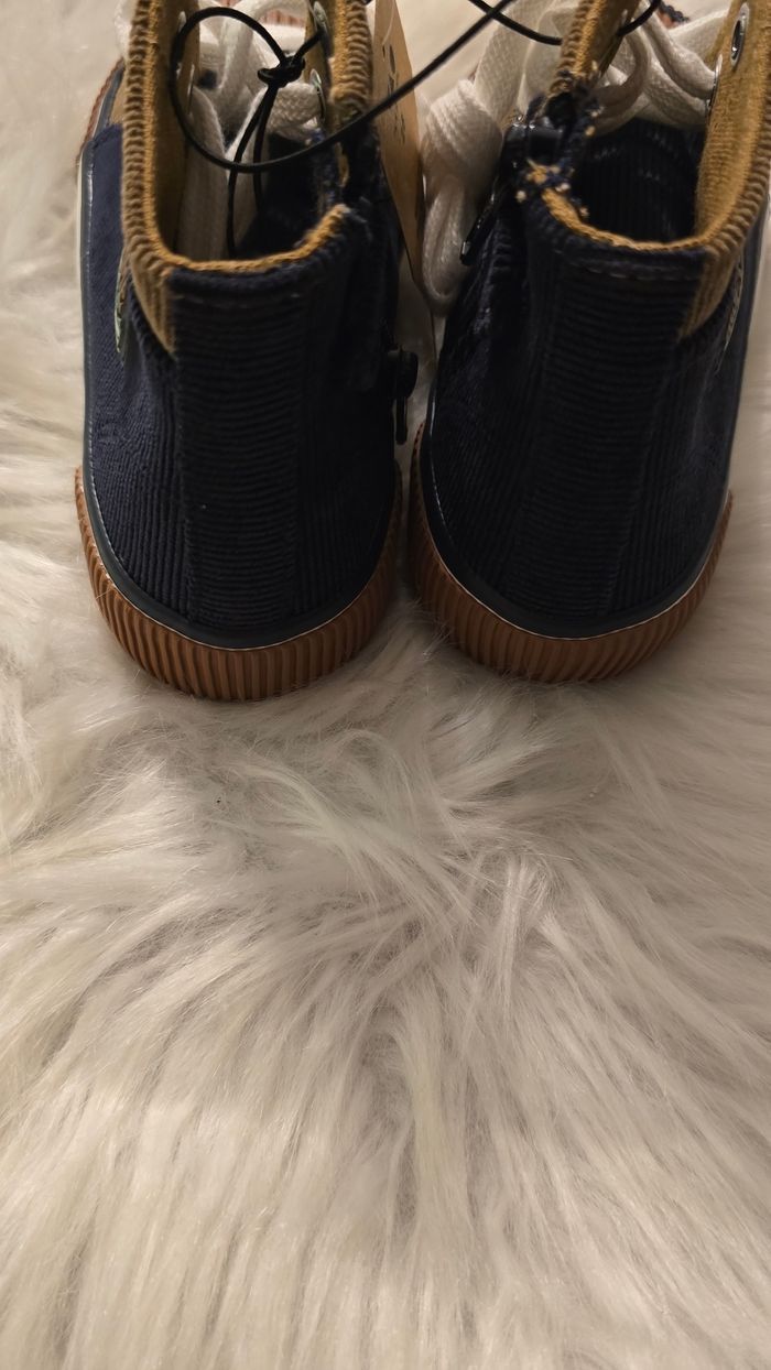 Neuf (non porté) 🏷🥰😍baskets velours pointure 26 garçon 💙 - photo numéro 3