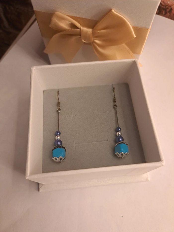 Boucles d'oreilles pendante bleu violet argenté - photo numéro 5