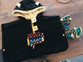 Poncho/ cape et ses chaussons la malotiere
