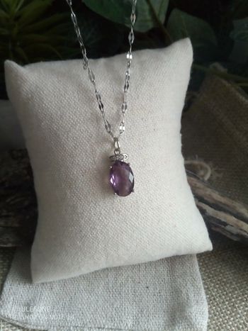 Collier pendentif violet